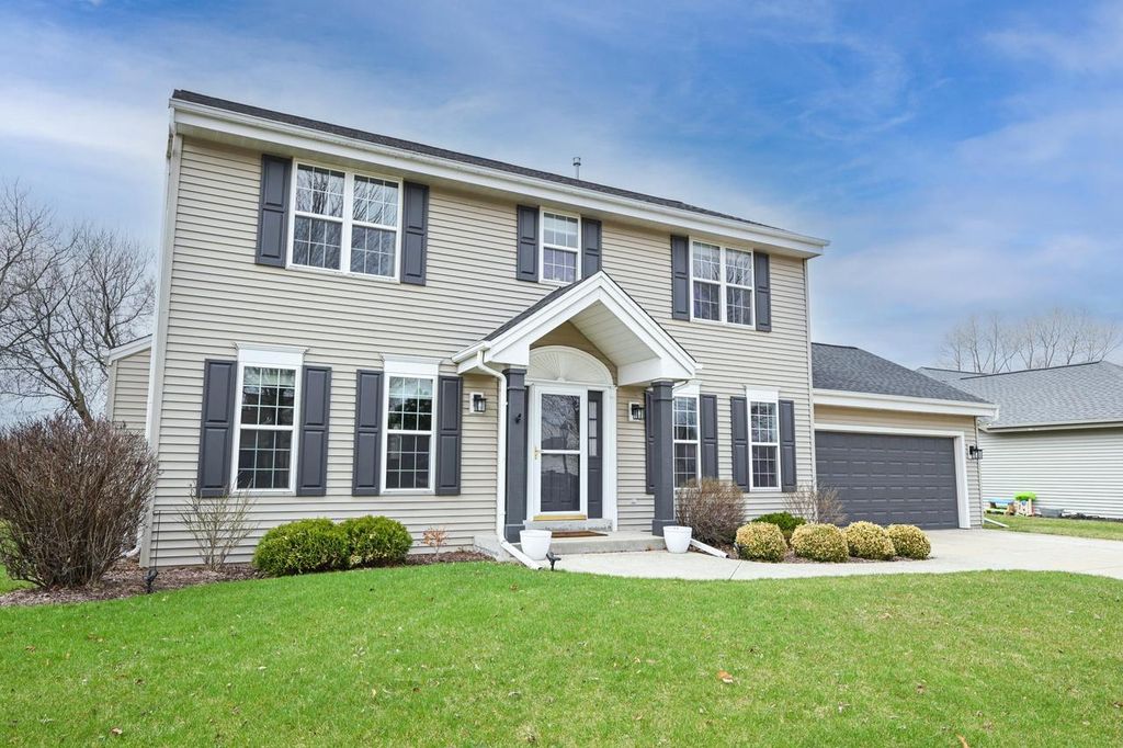 3728 Stillwater CIRCLE, Waukesha, WI 53189