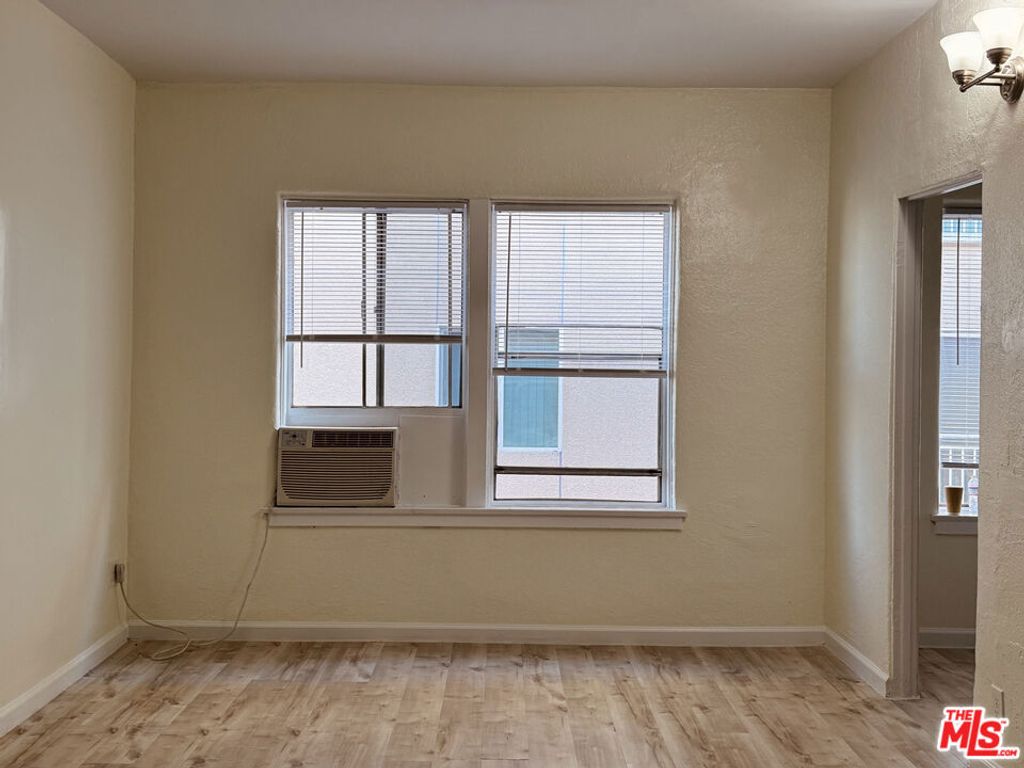 920 S Hobart Blvd 409, Los Angeles, CA 90006