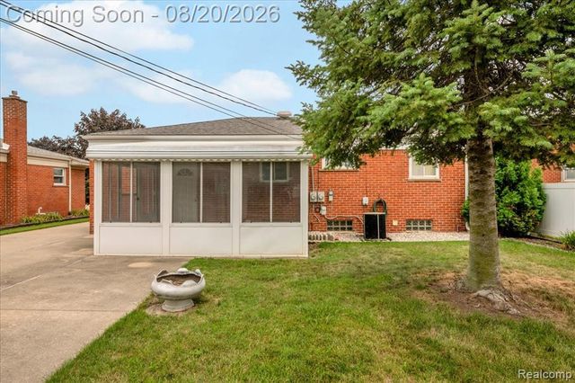1952 Lakeview Street, Trenton, MI 48183