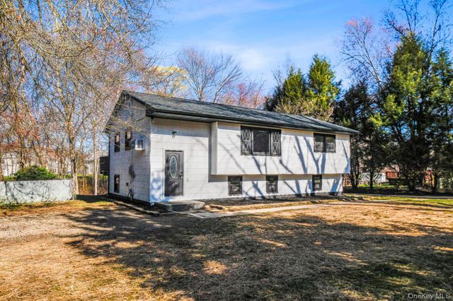 15 Whiteford Drive, Pleasant Valley, NY 12569