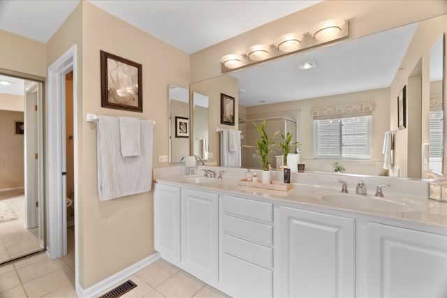 1225 Mallard Lane, Hoffman Estates, IL 60192