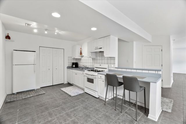 1225 Mallard Lane, Hoffman Estates, IL 60192