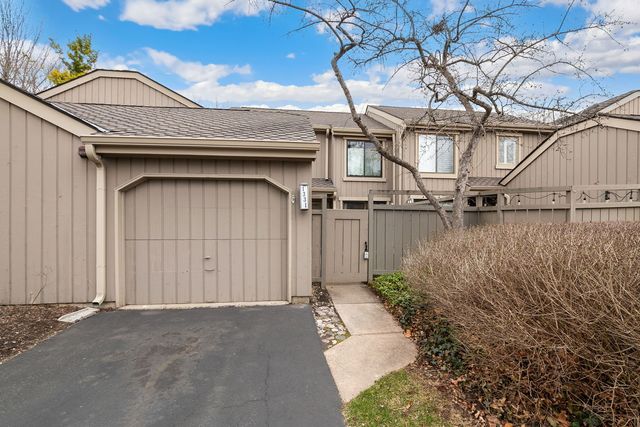 1331 Oak Hill Road, Lake Barrington, IL 60010