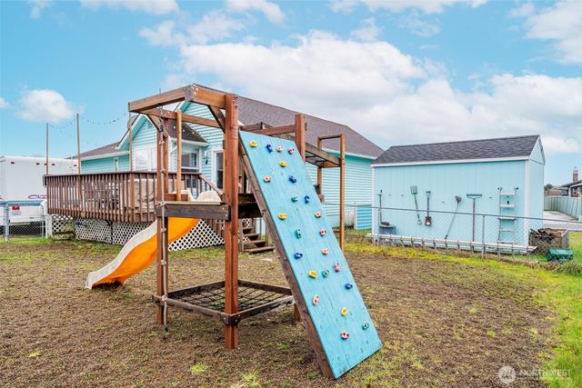 952 Wawona Avenue SE, Ocean Shores, WA 98569