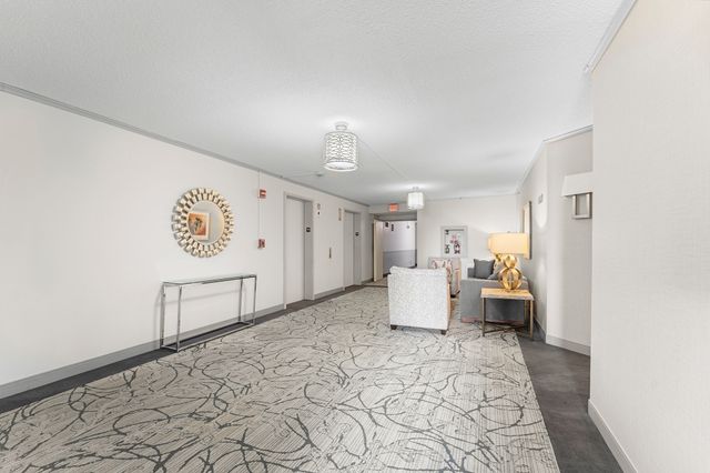 250 Hammond Pond Parkway 812 N, Newton, MA 02467