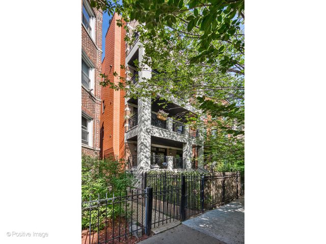 862 W Roscoe Street 1, Chicago, IL 60657