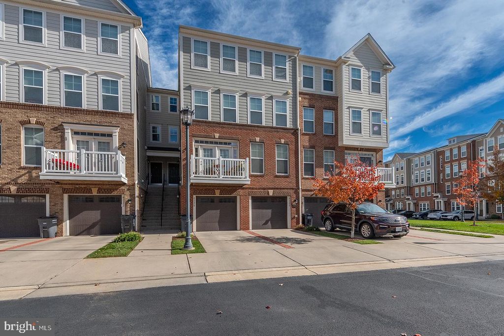 43376 TOWN GATE SQ, Chantilly, VA 20152