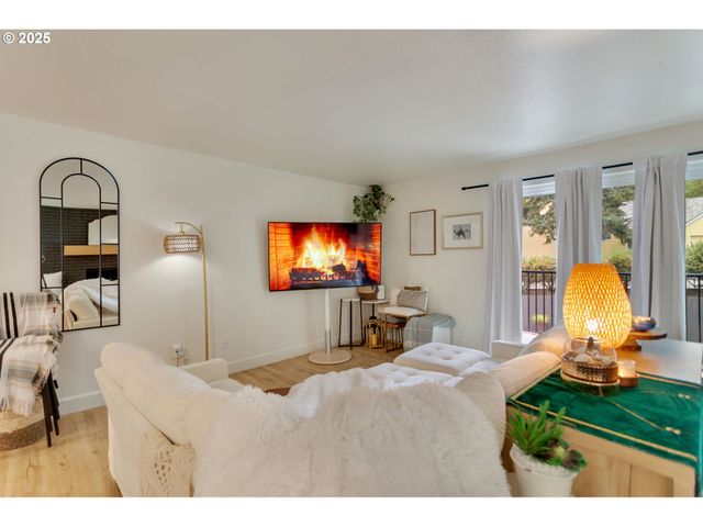 200 BURNHAM Rd 200, Lake Oswego, OR 97034