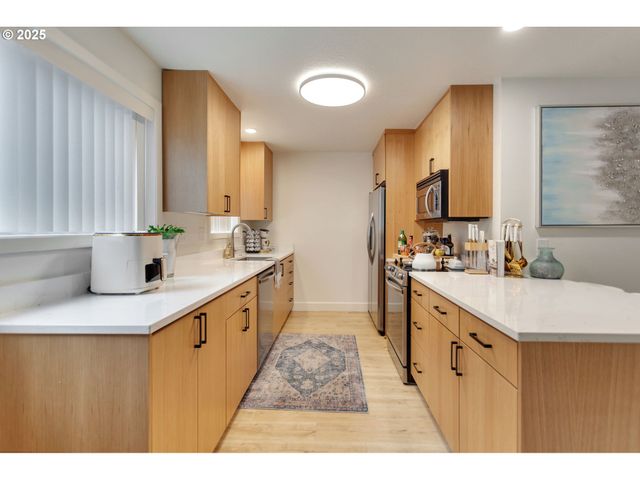 200 BURNHAM Rd 200, Lake Oswego, OR 97034