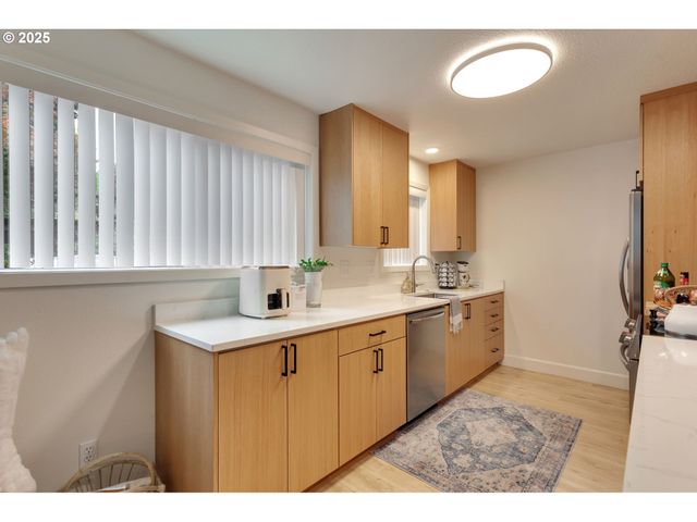 200 BURNHAM Rd 200, Lake Oswego, OR 97034