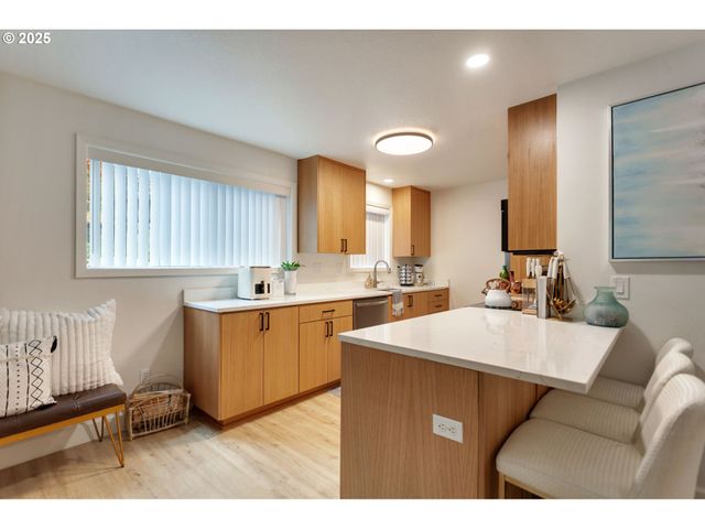 200 BURNHAM Rd 200, Lake Oswego, OR 97034
