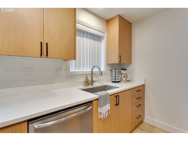 200 BURNHAM Rd 200, Lake Oswego, OR 97034