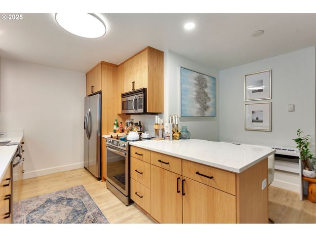 200 BURNHAM Rd 200, Lake Oswego, OR 97034