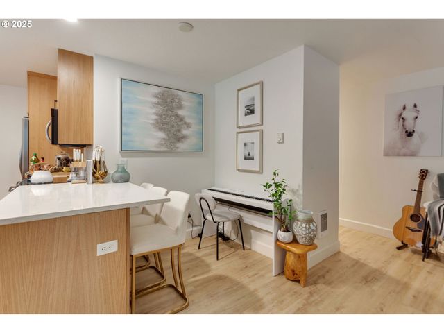 200 BURNHAM Rd 200, Lake Oswego, OR 97034