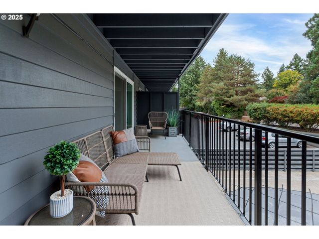 200 BURNHAM Rd 200, Lake Oswego, OR 97034