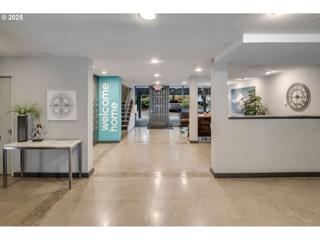 200 BURNHAM Rd 200, Lake Oswego, OR 97034