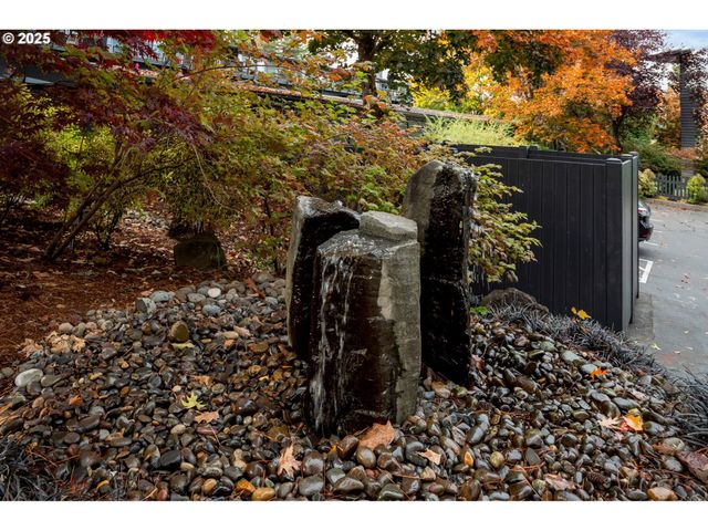 200 BURNHAM Rd 200, Lake Oswego, OR 97034