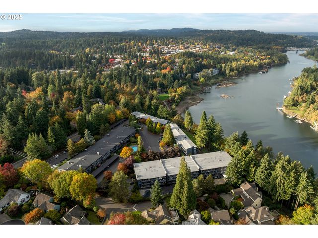 200 BURNHAM Rd 200, Lake Oswego, OR 97034