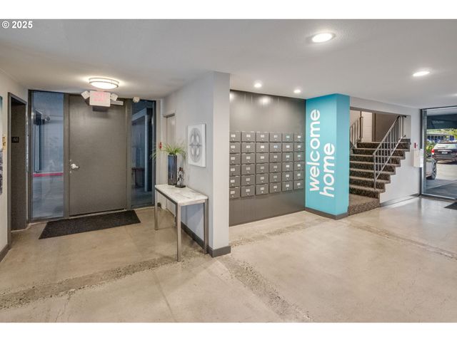200 BURNHAM Rd 200, Lake Oswego, OR 97034