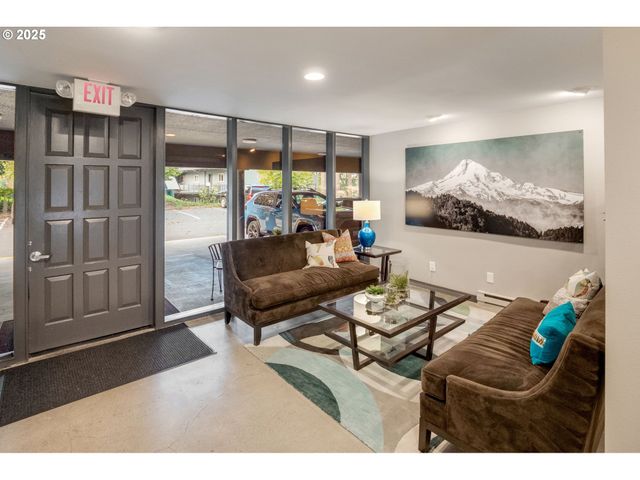 200 BURNHAM Rd 200, Lake Oswego, OR 97034