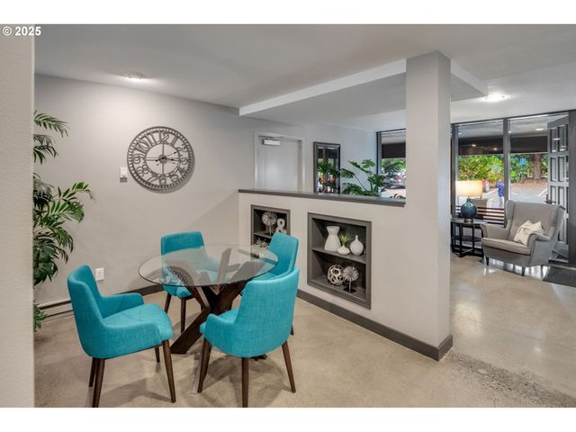 200 BURNHAM Rd 200, Lake Oswego, OR 97034
