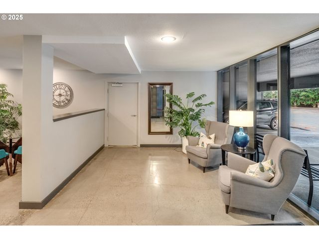 200 BURNHAM Rd 200, Lake Oswego, OR 97034