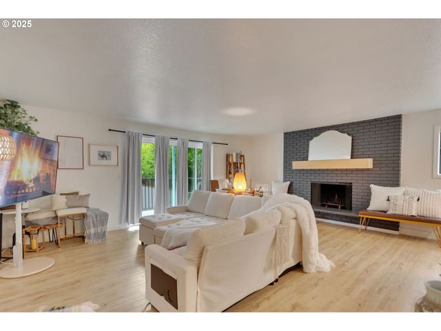 200 BURNHAM Rd 200, Lake Oswego, OR 97034