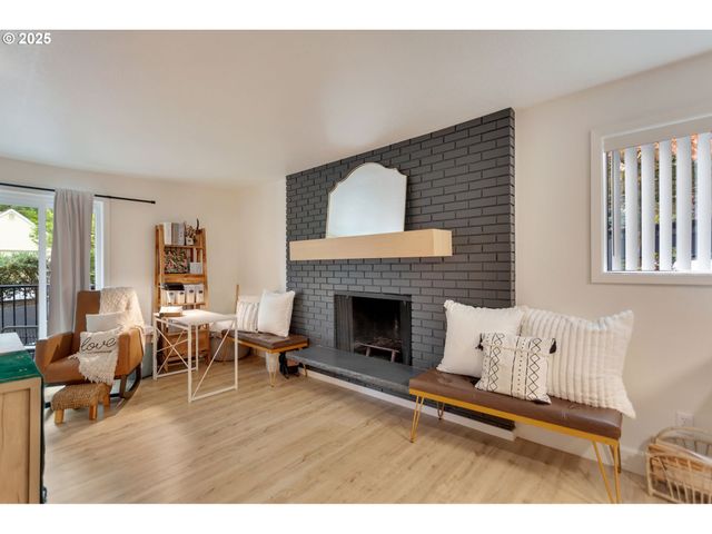 200 BURNHAM Rd 200, Lake Oswego, OR 97034