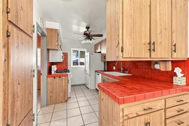 7227 Whitaker Avenue, Lake Balboa, CA 91406