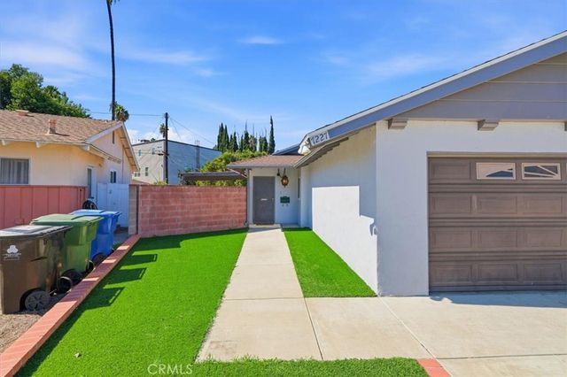 7227 Whitaker Avenue, Lake Balboa, CA 91406