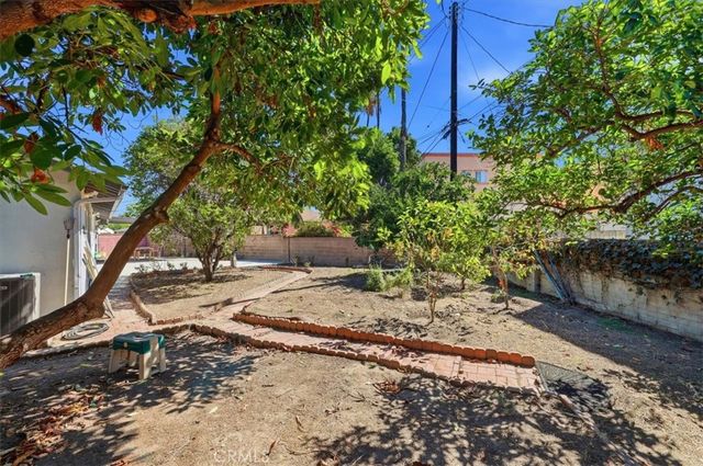 7227 Whitaker Avenue, Lake Balboa, CA 91406