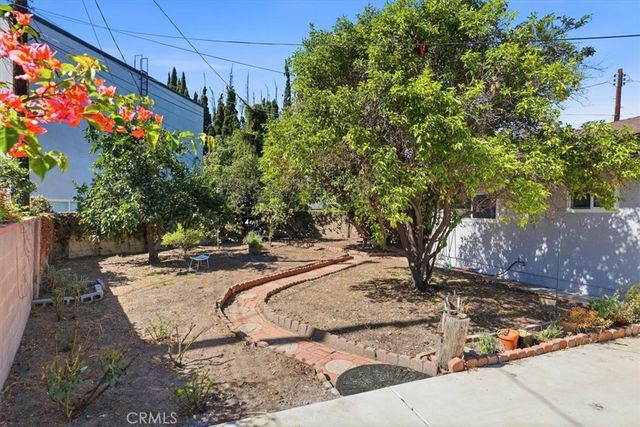 7227 Whitaker Avenue, Lake Balboa, CA 91406