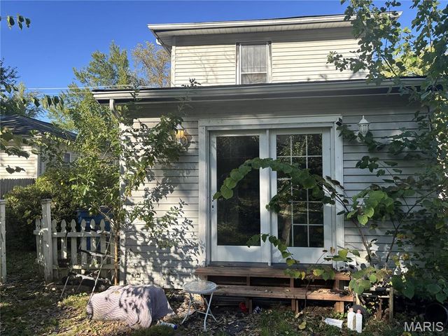 411 Adams Street, St Charles, MO 63301