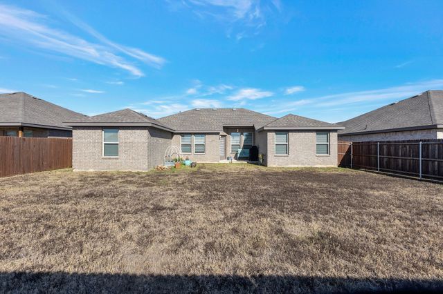 1333 Winding Hollow Drive, Grand Prairie, TX 75052