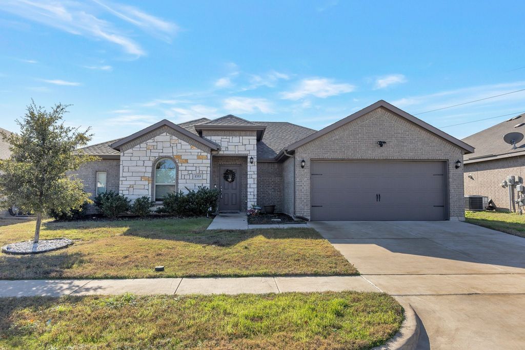 1333 Winding Hollow Drive, Grand Prairie, TX 75052