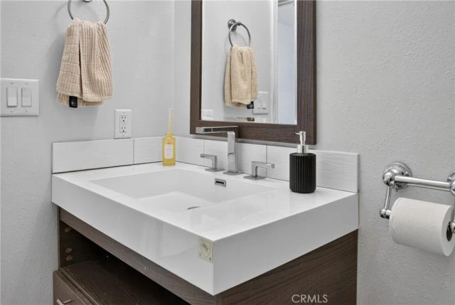 9541 Via Salerno, Burbank, CA 91504