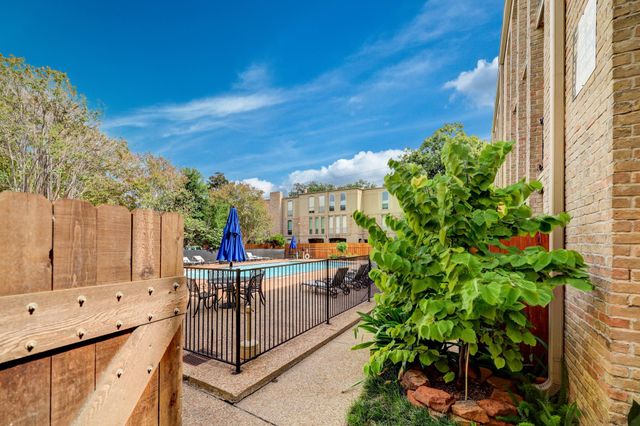 4633 Wild Indigo Street 542, Houston, TX 77027