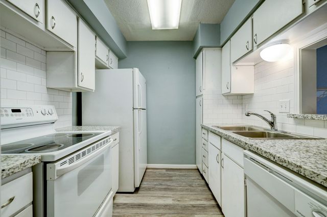 4633 Wild Indigo Street 542, Houston, TX 77027
