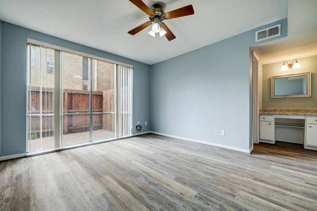 4633 Wild Indigo Street 542, Houston, TX 77027