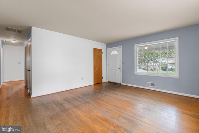 9125 AUTOVILLE DR, College Park, MD 20740