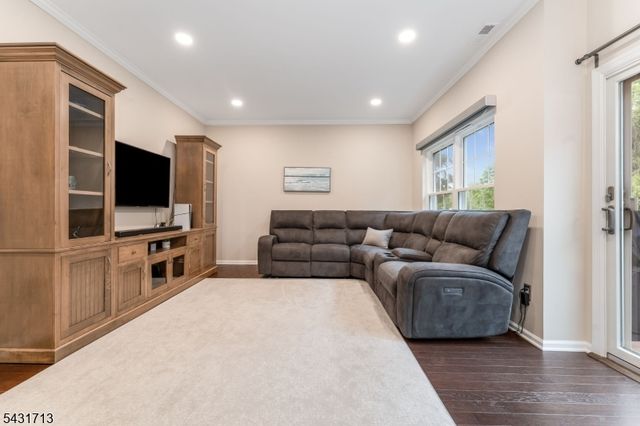 25 Village Square Dr, Union Twp., NJ 08802