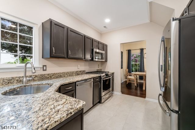 25 Village Square Dr, Union Twp., NJ 08802