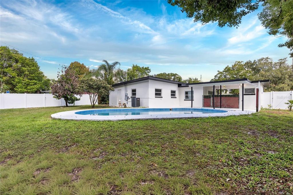 Image 6 of property listing at 1624 BALTIMORE DRIVE, Orlando, FL 32810
