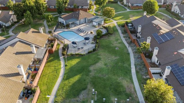 422 Devonshire Gln, Escondido, CA 92027