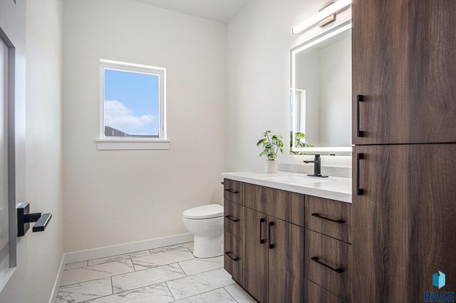 905 N Sylvan Dr, Sioux Falls, SD 57110