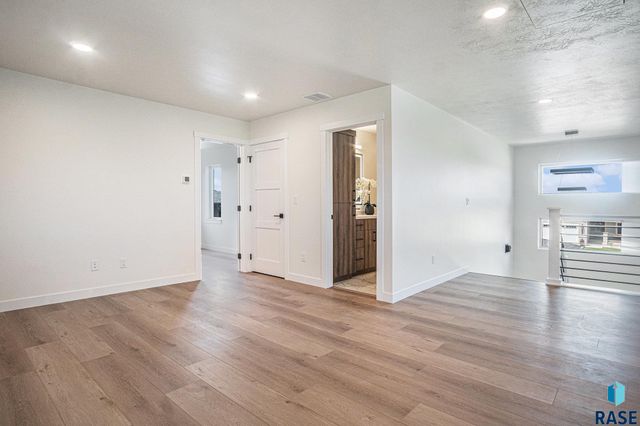 905 N Sylvan Dr, Sioux Falls, SD 57110