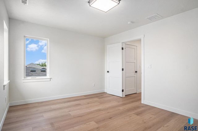 905 N Sylvan Dr, Sioux Falls, SD 57110