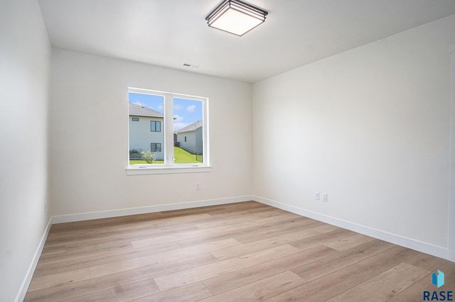 905 N Sylvan Dr, Sioux Falls, SD 57110