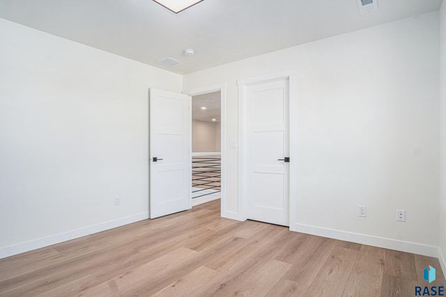 905 N Sylvan Dr, Sioux Falls, SD 57110