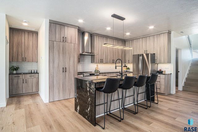 905 N Sylvan Dr, Sioux Falls, SD 57110